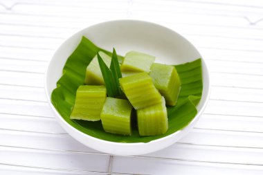 Buharda pişmiş pandan pastası. Tayland Tatlıları.