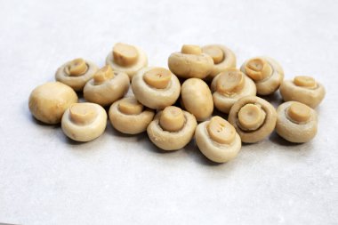 Salamura mantar. Konserve şampiyon mantarları.