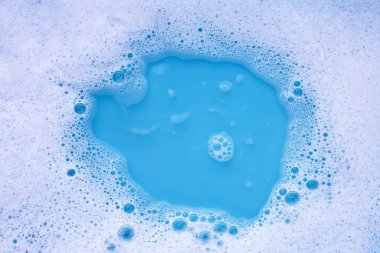 Deterjan köpüklü su. Mavi arkaplan, sabun suyu