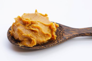 Beyaz arkaplanda Japon miso yapıştırıcısı.