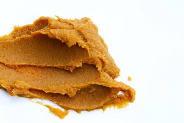 Beyaz arkaplanda Japon miso yapıştırıcısı.