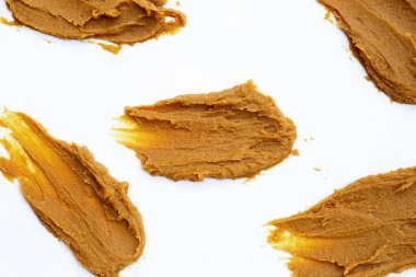 Beyaz arkaplanda Japon miso yapıştırıcısı.