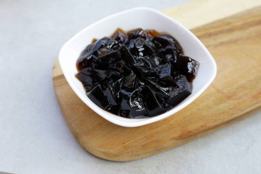 Çim jölesi, bitkisel tatlı. Mesona çingenesi.