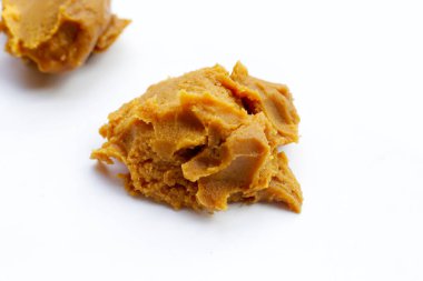 Beyaz arkaplanda Japon miso yapıştırıcısı.