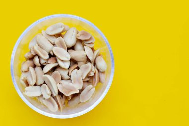 Sarı arka planda yer fıstığı.