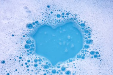 Deterjan köpüklü su. Mavi arkaplan, sabun suyu