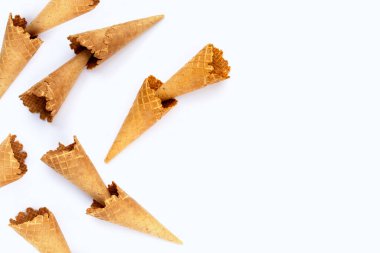 beyaz zemin üzerinde boş dondurma koni.