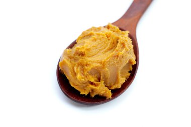 Beyaz arkaplanda Japon miso yapıştırıcısı.