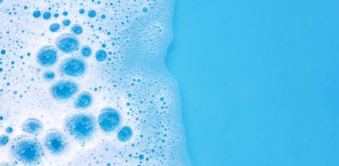 Deterjan köpüklü su. Mavi arkaplan, sabun suyu