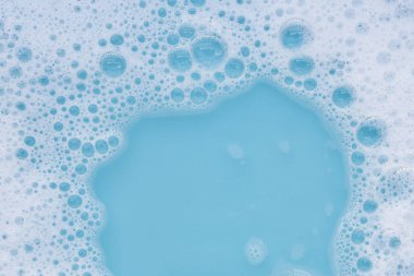 Deterjan köpüklü su. Mavi arkaplan, sabun suyu