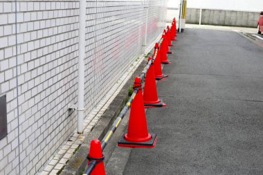 Sokakta trafik konileri