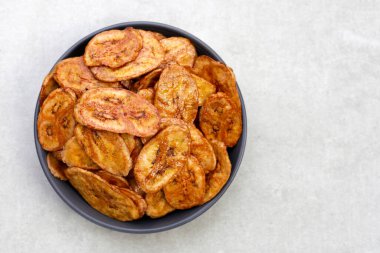 Çıtır muz cipsi. Meyve çerezi.