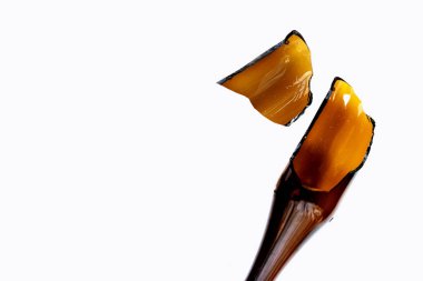 Beyaz arka planda kırık kahverengi şişe.