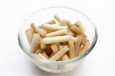 Beyaz arkaplanda taze nilüfer kökü.