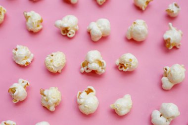 Pembe arka planda patlamış mısır.