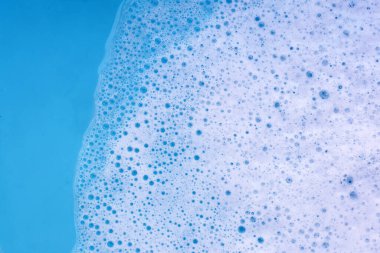 Deterjan köpüklü su. Mavi arkaplan, sabun suyu