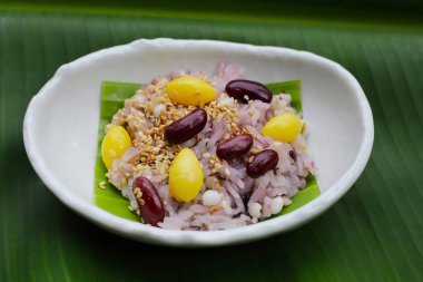 Tahıllı siyah pilav. Tayland tatlısı