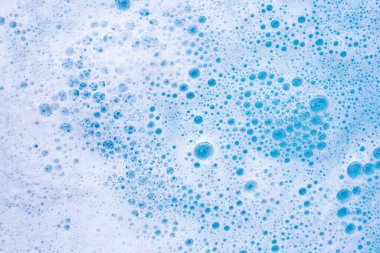 Deterjan köpüklü su. Mavi arkaplan, sabun suyu