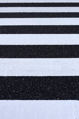 Yoldaki beyaz yaya geçidi çizgileri
