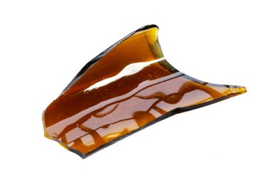 Beyaz arka planda kırık kahverengi şişe.