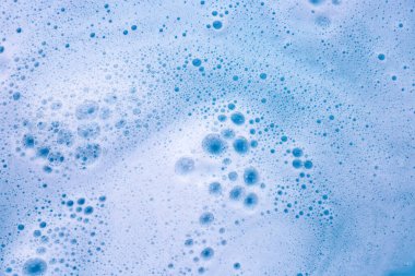 Deterjan köpüklü su. Mavi arkaplan, sabun suyu
