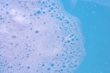 Deterjan köpüklü su. Mavi arkaplan, sabun suyu