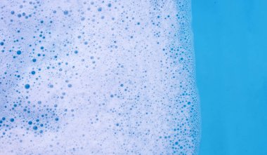 Deterjan köpüklü su. Mavi arkaplan, sabun suyu