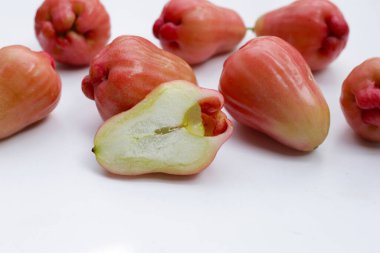 Beyaz arkaplanda taze elma meyveleri.