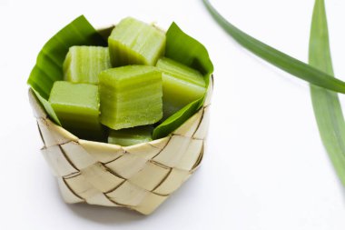 Buharda pişmiş pandan pastası. Tayland Tatlıları.