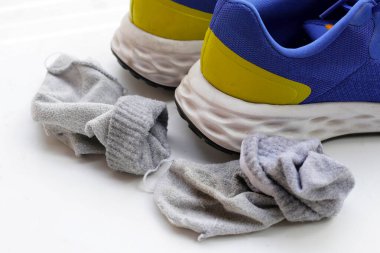 Kirli çoraplı mavi spor ayakkabılar
