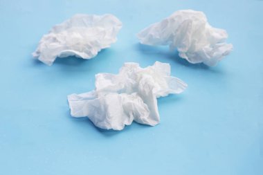 Mavi arka planda yüz dokusu.