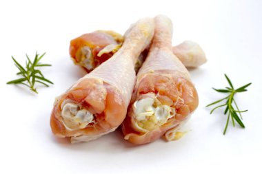 Çiğ tavuk bacağı, pişirmek için et.