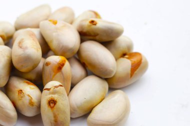 Beyaz arka planda Jackfruit tohumları.