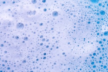 Deterjan köpüklü su. Mavi arkaplan, sabun suyu