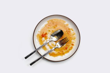 Kirli tabak, temizlik aletleri konsepti.