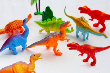 Beyaz arka planda plastik dinozor oyuncakları