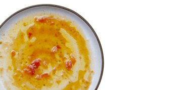 Kirli tabak, temizlik aletleri konsepti.