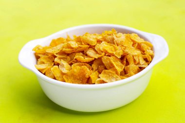 Sabah kahvaltısı için mısır gevreği