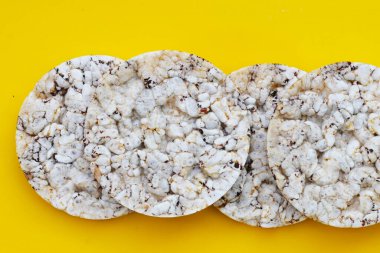 Yuvarlak çıtır pirinç krakerleri. Pirinç kekleri