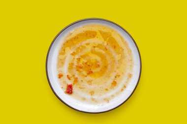 Kirli tabak, temizlik aletleri konsepti.