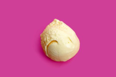 Pembe arka planda dondurma topu.