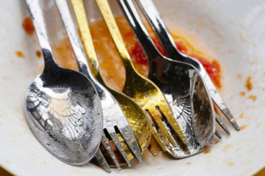 Kirli bulaşıklar, temizlik aletleri konsepti.