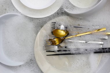 Kirli bulaşıklar, temizlik aletleri konsepti.