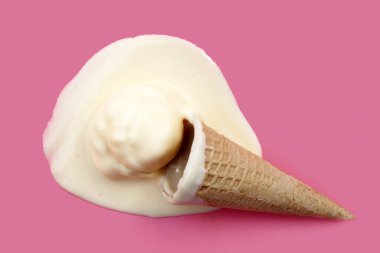 Pembe arka planda waffle külahı olan erimiş dondurma topu..