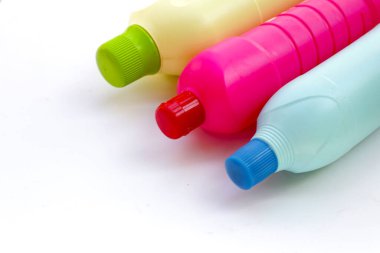 Plastik şişeler, teneke kutular, plastik atık