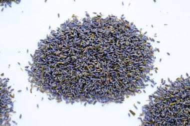 Bitki çayı demlemek için kurutulmuş lavanta tomurcukları.