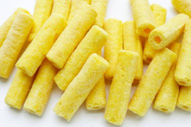 Beyaz arka planda patlamış mısır atıştırması