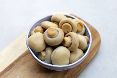 Salamura mantar. Konserve şampiyon mantarları.