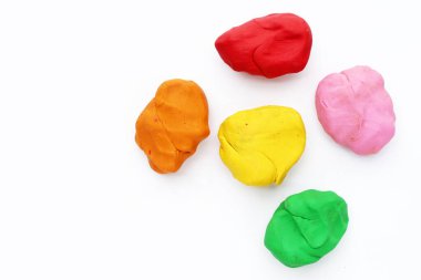 Beyaz arkaplanda renkli plastik kil.