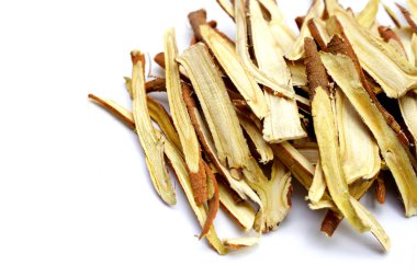 Meyan kökü beyaz arkaplanda dilimlenmiş..